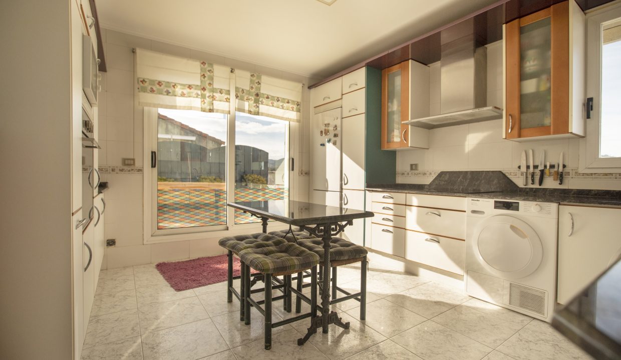 AmereBilbaopisodelujoventaBasurtovaloracionpisoCalleAvenidaRiomar1CastroUrdiales