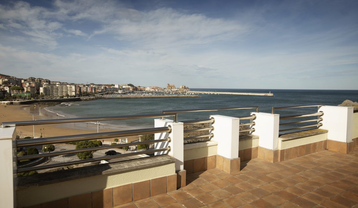 AmereBilbaopisodelujoventaBasurtovaloracionpisoCalleAvenidaRiomar1CastroUrdiales